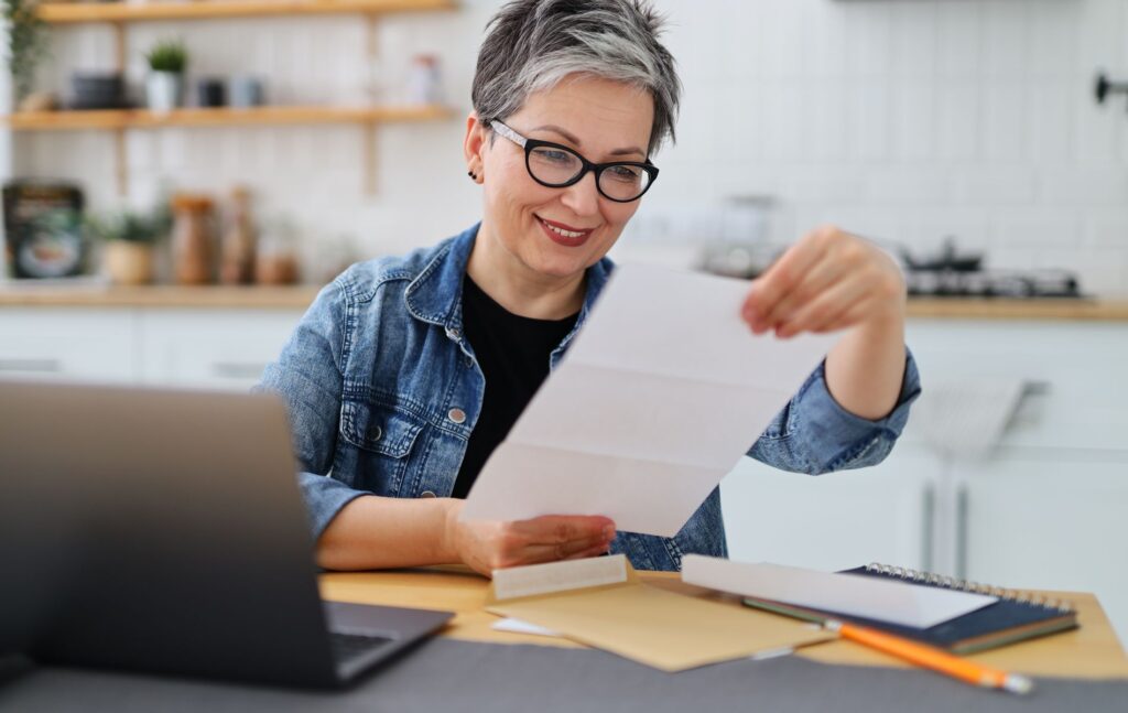 senior découvrant les conditions pour obtenir l'AGIRC-ARRCO